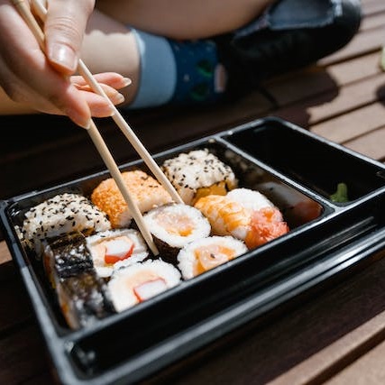 What Are the Advantages of Biodegradable Sushi Trays?